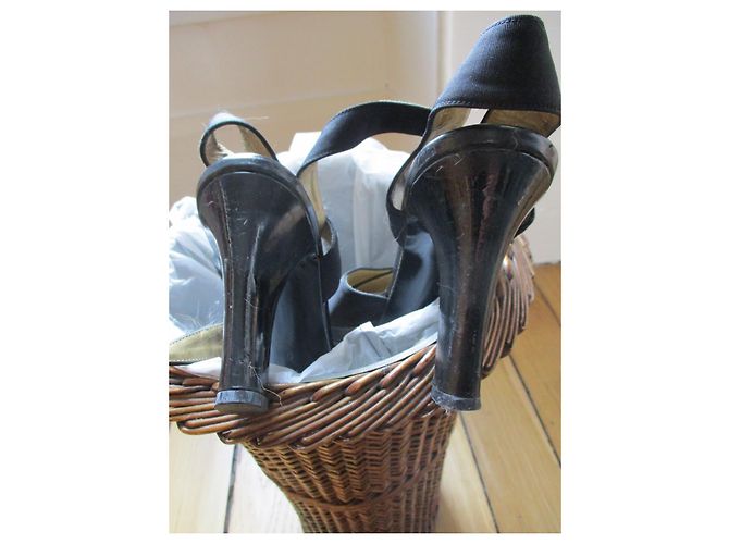 Yves Saint Laurent Schwarze Sandalen aus Rips, 37,5. - Ansicht 4