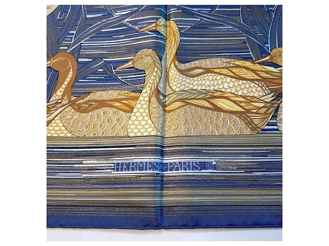 Hermès 1981 La Mare Aux Canards Carré de Soie en couleur Rare Noir Bleu