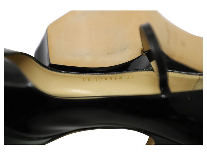 Yves Saint Laurent Peep Toe plataforma Mary Jane Pumps em couro envernizado preto - vista 7