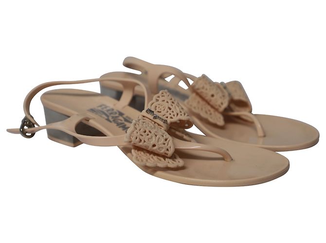 Salvatore Ferragamo Sandali Perala Ribbon Infradito in Gomma Rosa - vista 3