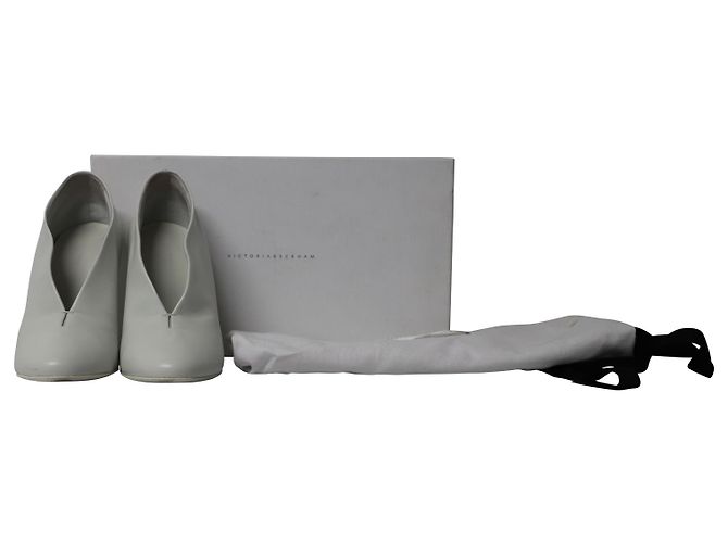 Victoria Beckham V-Front Booties aus weißem Lammleder - Ansicht 11
