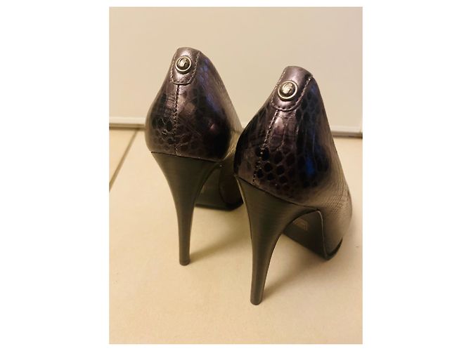 Guess Pumps aus anthrazitfarbenem Leder Schlangenoptik Silber - Ansicht 2
