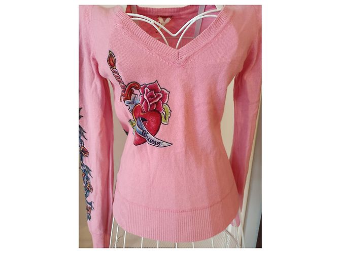 Suéter Guess de Cachemira Rosa con Estampado Tattoo - vista 2