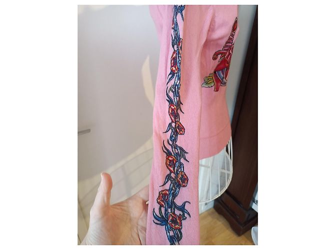 Suéter Guess de Cachemira Rosa con Estampado Tattoo - vista 4