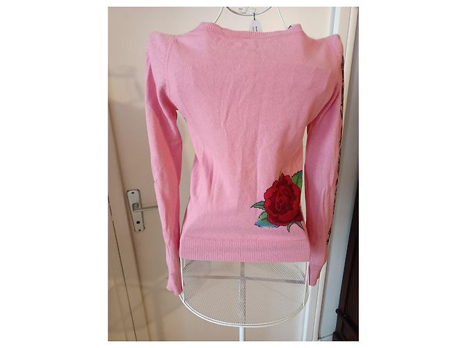 Suéter Guess de Cachemira Rosa con Estampado Tattoo - vista 5