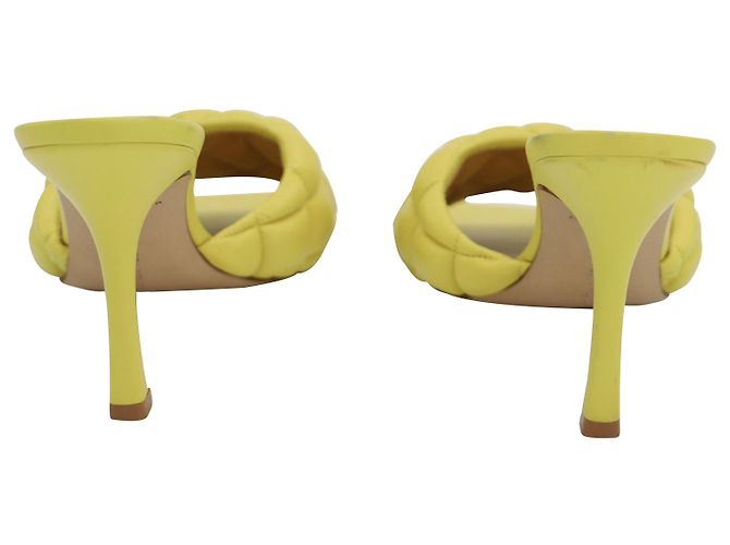 Mule acolchoado Bottega Veneta em couro amarelo - vista 5