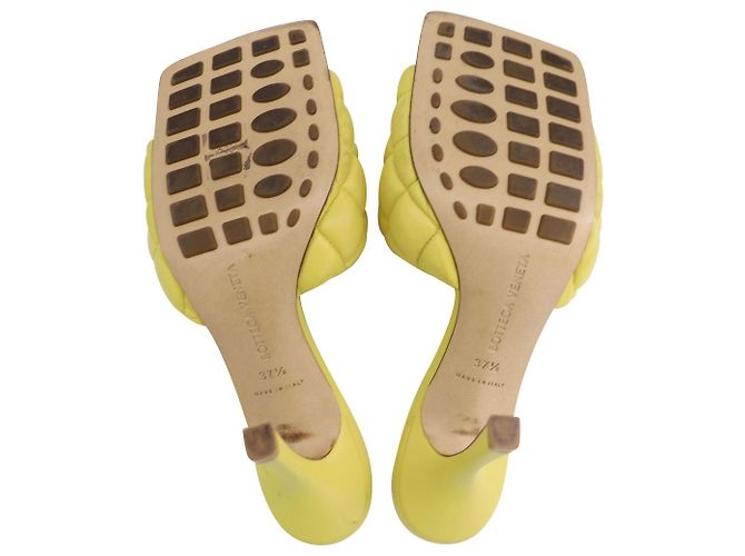 Mule acolchoado Bottega Veneta em couro amarelo - vista 6
