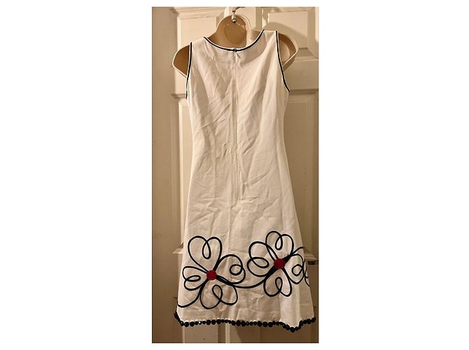 Moschino Cheap And Chic Abito Moschino bianco con ricami neri e rossi e orlo di perle - vista 3