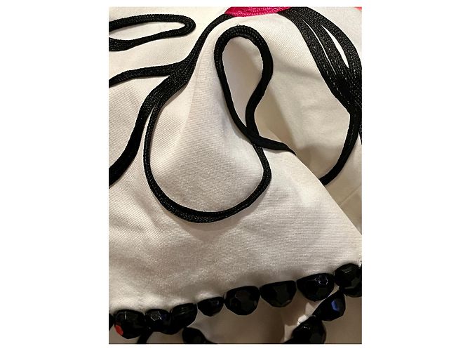 Moschino Cheap And Chic Abito Moschino bianco con ricami neri e rossi e orlo di perle - vista 5