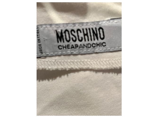 Moschino Cheap And Chic Abito Moschino bianco con ricami neri e rossi e orlo di perle - vista 7