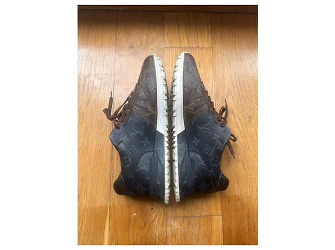 Sneakers Louis Vuitton Run Away in pelle marrone - vista 4