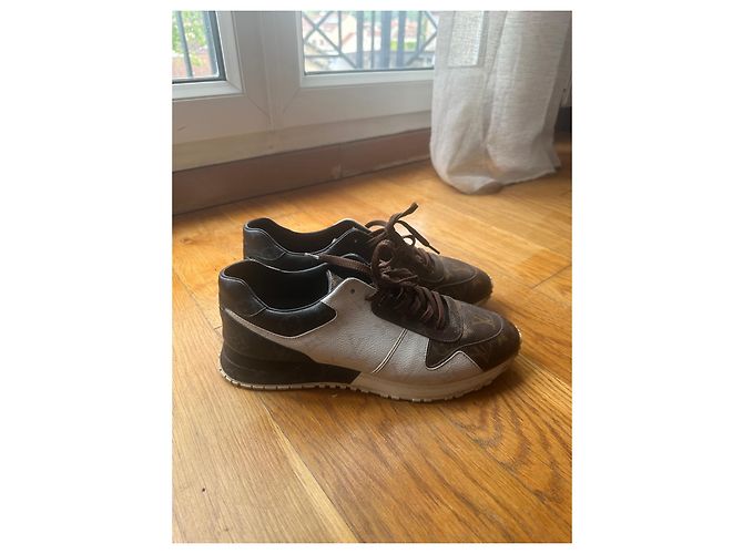 Sneakers Louis Vuitton Run Away in pelle marrone - vista 5