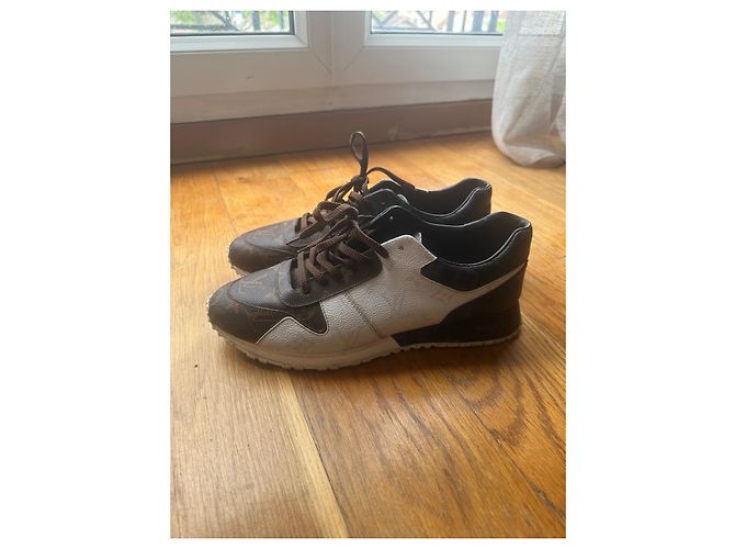 Sneakers Louis Vuitton Run Away in pelle marrone - vista 6