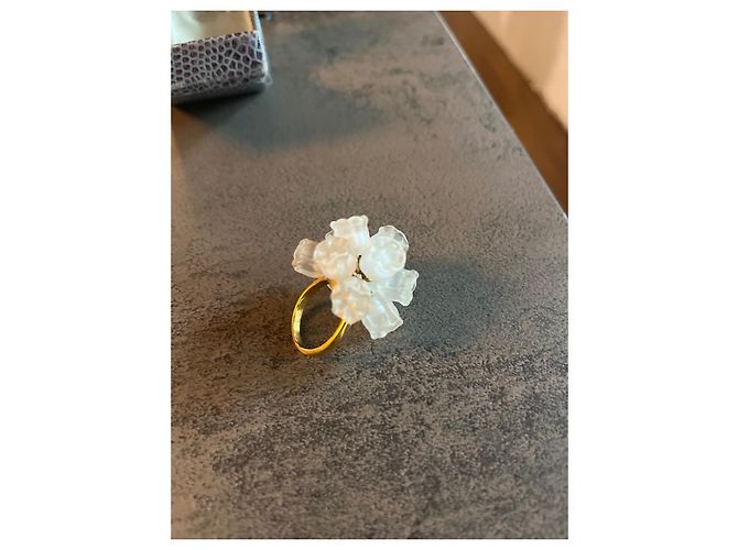 Anello Lalique in Oro e Vetro con Rose Bianco - vista 2