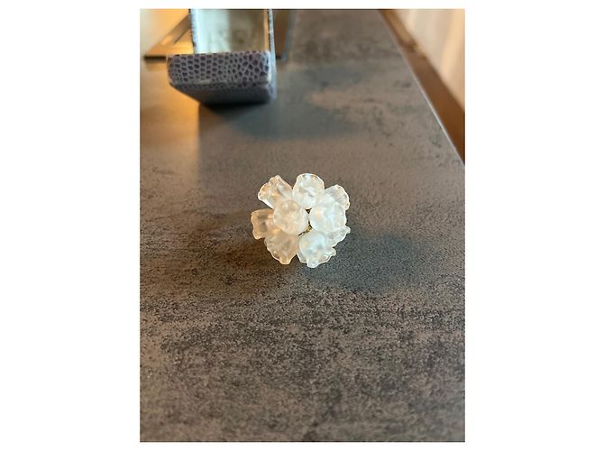 Anello Lalique in Oro e Vetro con Rose Bianco - vista 3