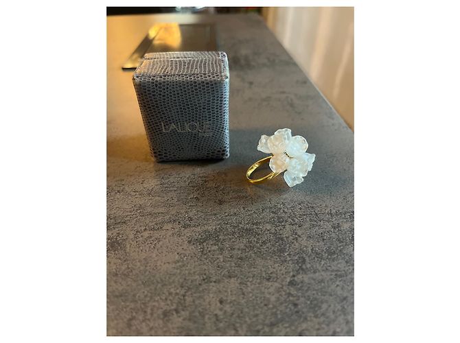 Anello Lalique in Oro e Vetro con Rose Bianco - vista 4