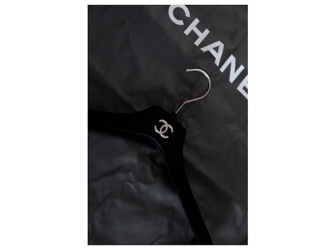 Impermeabile nero Chanel e copertina da viaggio appendiabiti Chanel - vista 2