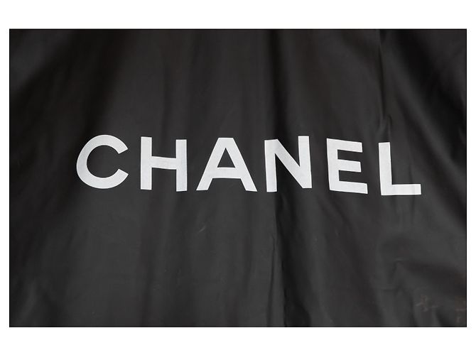 Impermeabile nero Chanel e copertina da viaggio appendiabiti Chanel - vista 3