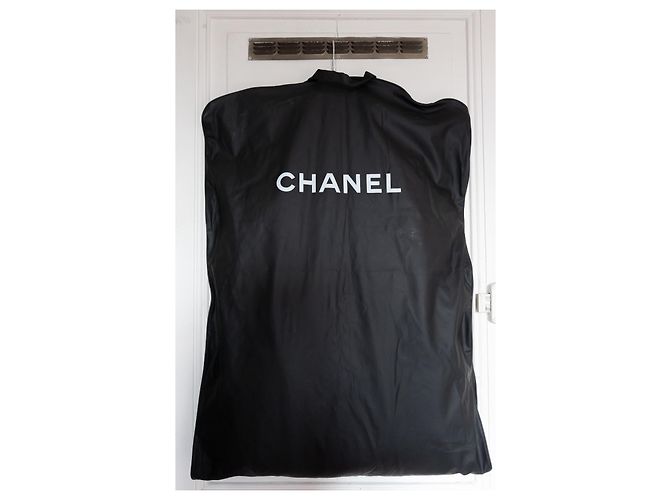 Impermeabile nero Chanel e copertina da viaggio appendiabiti Chanel - vista 6