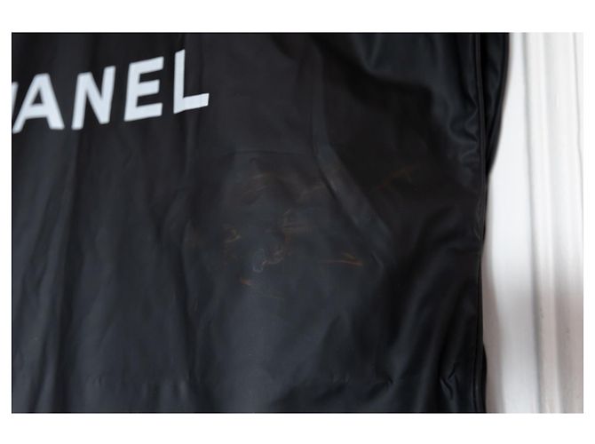 Impermeabile nero Chanel e copertina da viaggio appendiabiti Chanel - vista 7