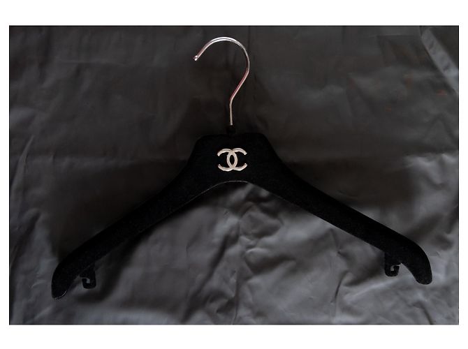 Impermeabile nero Chanel e copertina da viaggio appendiabiti Chanel - vista 8