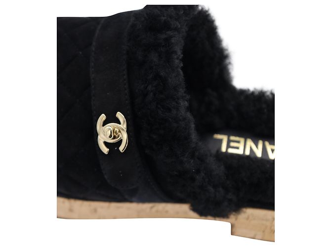 Chanel Turn Lock Clogs aus schwarzem Wildleder - Ansicht 10