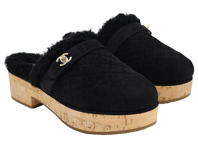 Chanel Turn Lock Clogs aus schwarzem Wildleder - Ansicht 2