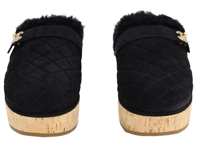 Chanel Turn Lock Clogs aus schwarzem Wildleder - Ansicht 3