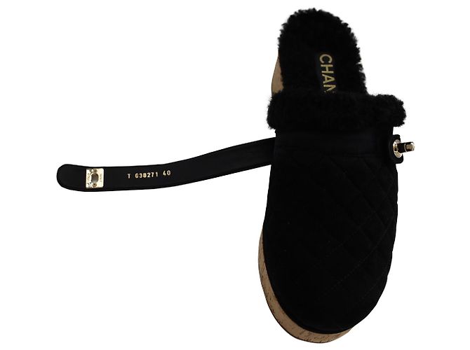 Chanel Turn Lock Clogs aus schwarzem Wildleder - Ansicht 6