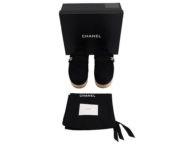 Chanel Turn Lock Clogs aus schwarzem Wildleder - Ansicht 9