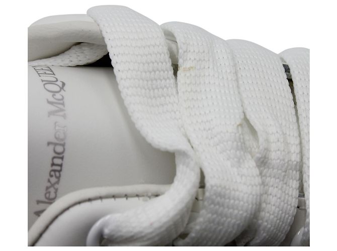 Alexander McQueen Croc Embossed Oversized Sneakers in White Leather - vista 10