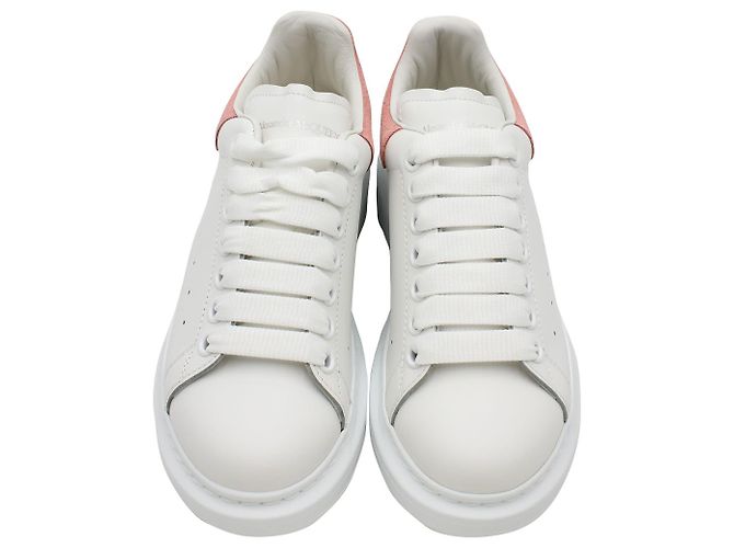 Alexander McQueen Croc Embossed Oversized Sneakers in White Leather - vista 2