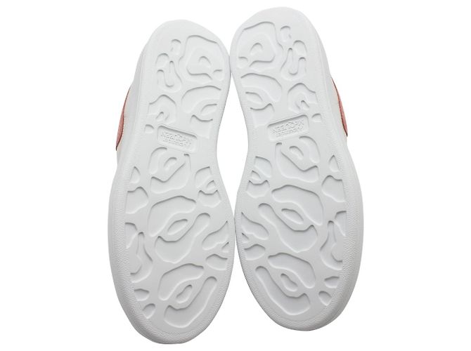 Alexander McQueen Croc Embossed Oversized Sneakers in White Leather - vista 4
