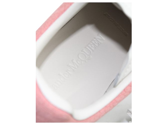 Alexander McQueen Croc Embossed Oversized Sneakers in White Leather - vista 9