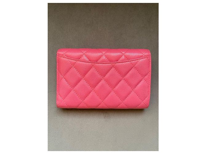 Cartera Chanel Classic Flap en cuero caviar rosa - vista 2