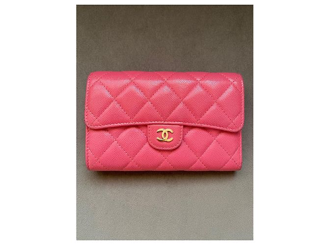 Cartera Chanel Classic Flap en cuero caviar rosa - vista 3