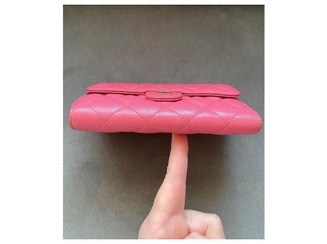 Cartera Chanel Classic Flap en cuero caviar rosa - vista 4