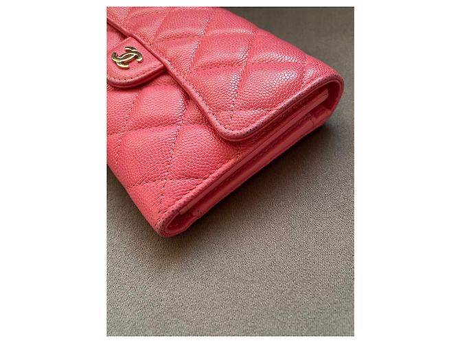 Cartera Chanel Classic Flap en cuero caviar rosa - vista 5