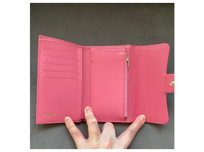Cartera Chanel Classic Flap en cuero caviar rosa - vista 9