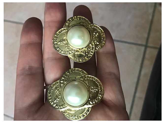 Orecchini Chanel dorati in metallo e perle D'oro - vista 3