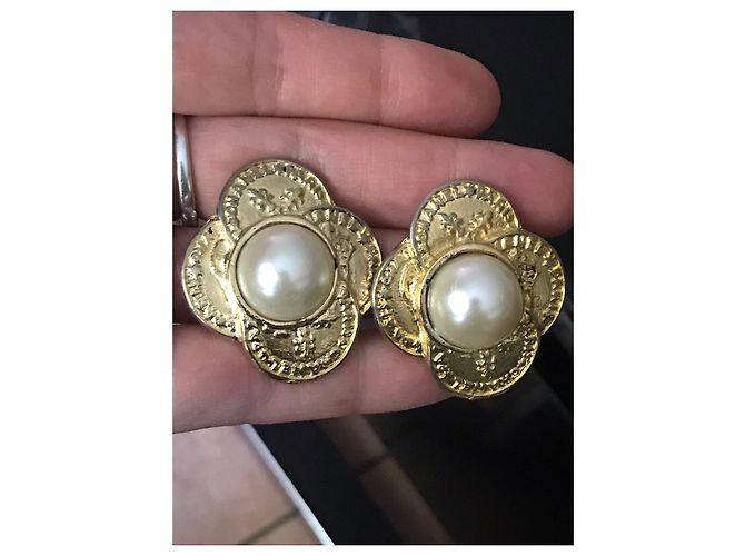 Orecchini Chanel dorati in metallo e perle D'oro - vista 7