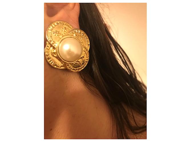 Orecchini Chanel dorati in metallo e perle D'oro - vista 8
