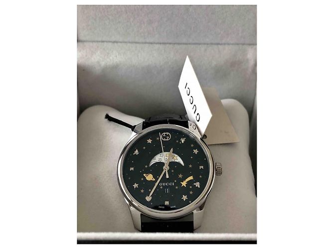 Relógio Gucci G-Timeless MODELO: YA126327 cinta de crocodilo Preto - vista 3