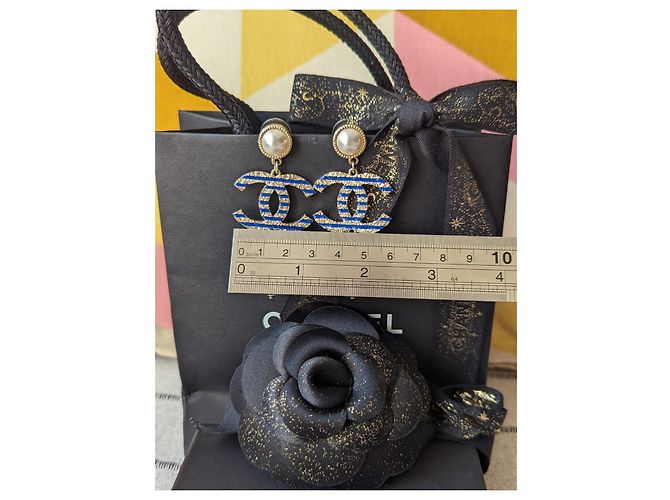 Chanel CC A19Boîte à boucles d'oreilles pendantes rayées en métal avec logo C La Pausa Bleu - vue 14