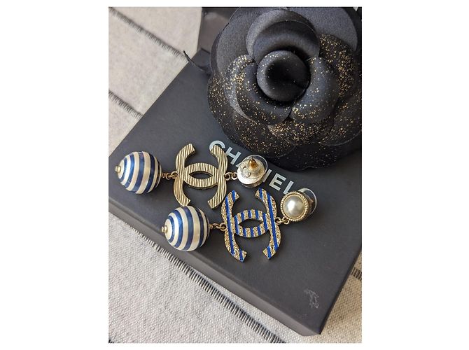 Chanel CC A19Boîte à boucles d'oreilles pendantes rayées en métal avec logo C La Pausa Bleu - vue 4