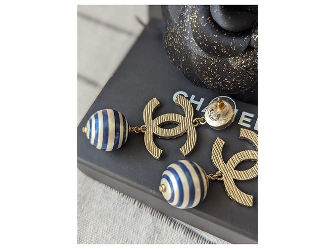Chanel CC A19Boîte à boucles d'oreilles pendantes rayées en métal avec logo C La Pausa Bleu - vue 6