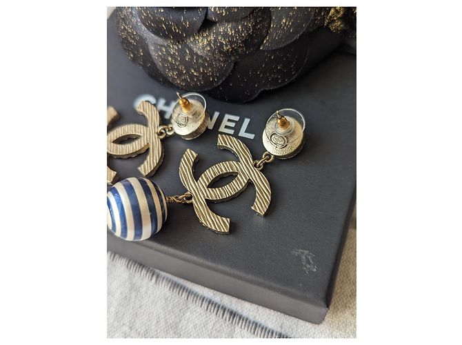 Chanel CC A19Boîte à boucles d'oreilles pendantes rayées en métal avec logo C La Pausa Bleu - vue 7