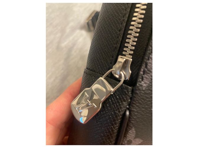 Louis Vuitton Borsa a tracolla LV Outdoor Eclipse Nero - vista 4