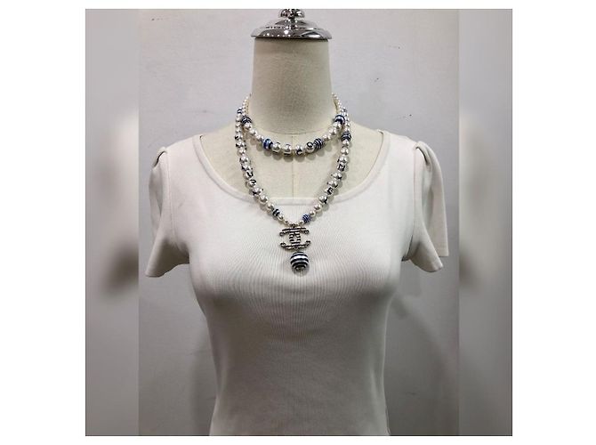 Chanel CC A19Set collana orecchini La Pausa Cruise con perle blu logo C - vista 10