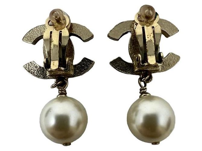 Orecchini Chanel CC Logo in Metallo Dorato con Perla D'oro - vista 2
